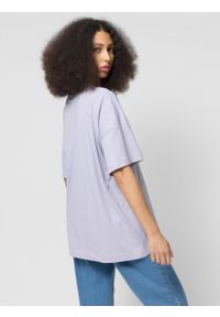 outhorn - T-shirt oversize z nadrukiem damski - fioletowy. Okazja: na plażę. Kolor: fioletowy. Materiał: materiał, bawełna, dzianina. Wzór: nadruk. Styl: wakacyjny