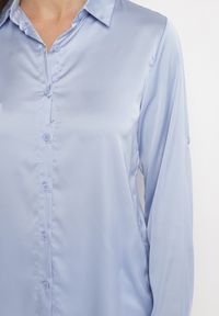 Born2be - Niebieska Koszula o Klasycznym Kroju z Kołnierzykiem Jarinsse. Okazja: na co dzień. Kolor: niebieski. Materiał: jeans. Styl: klasyczny #4