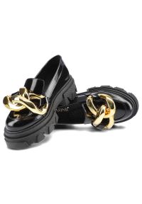 Półbuty damskie Carinii, naturalna skóra lakierowana na wysokiej podeszwie ze złotym elementem łańcucha nad palcami, czarne, B5976_-037-000-000-E33. Okazja: na co dzień, do pracy. Zapięcie: bez zapięcia. Kolor: czarny. Szerokość cholewki: normalna. Materiał: lakier, skóra, materiał. Sezon: wiosna. Obcas: na obcasie. Styl: casual, elegancki. Wysokość obcasa: niski #6