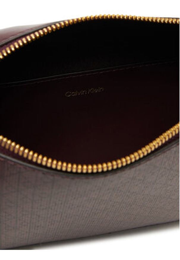 Calvin Klein Torebka Emblem Aop Elongated Camera Bag LV04F3268G Bordowy. Kolor: czerwony. Materiał: skórzane