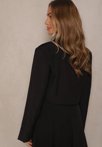 Renee - Czarna Dwurzędowa Marynarka o Krótkim Fasonie Redafira. Okazja: na spotkanie biznesowe. Kolor: czarny. Materiał: jeans. Długość: krótkie. Styl: biznesowy, klasyczny #4