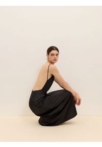 Reserved - Sukienka z odkrytymi plecami - czarny. Kolor: czarny. Materiał: tkanina. Wzór: gładki. Typ sukienki: proste #1