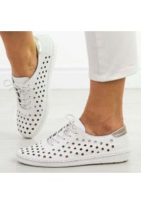 Białe skórzane ażurowe półbuty damskie S.Barski 644. Okazja: na spacer, na co dzień. Nosek buta: okrągły. Zapięcie: sznurówki. Kolor: biały. Szerokość cholewki: normalna. Wzór: ażurowy. Materiał: skóra. Sezon: wiosna, jesień, lato. Styl: casual, elegancki, klasyczny #1