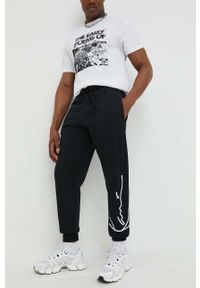 Karl Kani spodnie dresowe kolor czarny z aplikacją 6004039-black. Kolor: czarny. Materiał: dresówka. Wzór: aplikacja #1