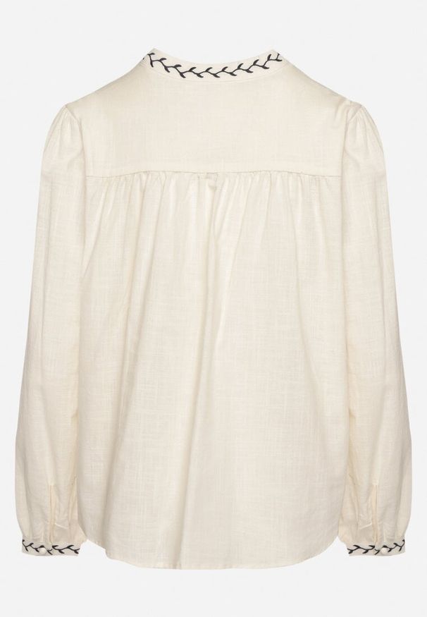 Born2be - Beżowa Koszula z Bawełny ze Stójką i Guzikami Zdobiona Haftem Gonithiel. Okazja: na co dzień. Typ kołnierza: kołnierzyk stójkowy. Kolor: beżowy. Materiał: bawełna. Długość rękawa: długi rękaw. Długość: długie. Wzór: aplikacja, haft. Styl: elegancki, klasyczny, casual