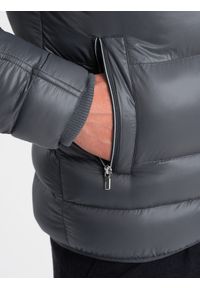 Ombre Clothing - Mocno ocieplona pikowana męska kurtka z odpinanym kapturem – grafitowa V3 OM-JAHP-22FW-010 - XXL. Typ kołnierza: kołnierzyk stójkowy. Kolor: szary. Materiał: skóra, syntetyk, poliester, materiał. Długość: krótkie. Wzór: gładki, aplikacja. Sezon: zima. Styl: sportowy #3