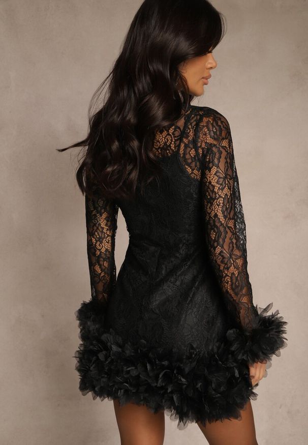 Renee - Czarna Dopasowana Koronkowa Sukienka Koktajlowa z Tiulowymi Aplikacjami Kretalia. Okazja: na imprezę. Kolor: czarny. Materiał: tiul, koronka. Długość rękawa: na ramiączkach. Wzór: aplikacja. Typ sukienki: dopasowane. Styl: wizytowy