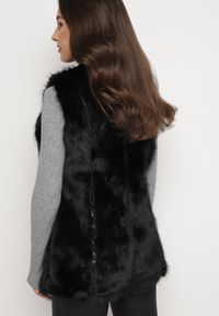 Born2be - Czarna Kamizelka z Futerka Ozdobiona Wstawkami z Ekoskóry Robenissa. Kolor: czarny. Materiał: futro. Wzór: aplikacja #5