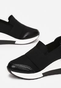Renee - Czarne Sneakersy Phalikaia. Nosek buta: okrągły. Zapięcie: bez zapięcia. Kolor: czarny. Materiał: materiał, softshell, guma, dresówka, skóra. Szerokość cholewki: normalna. Wzór: aplikacja. Obcas: na koturnie #2