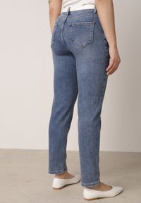 Born2be - Jasnoniebieskie Klasyczne Jeansy Mom Fit z Bawełną Rastorea. Okazja: na co dzień. Kolor: niebieski. Styl: klasyczny #6