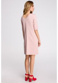 Stylove - Elegancka sukienka trapezowa midi z dekoltem V z tyłu gładka różowa. Kolor: różowy. Wzór: gładki. Typ sukienki: trapezowe. Styl: elegancki. Długość: midi #2