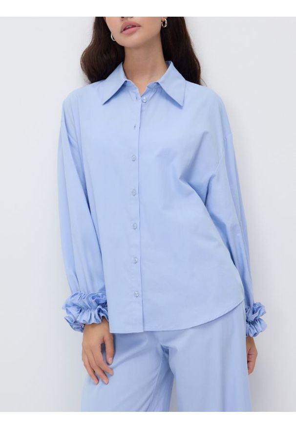 Reserved - Koszula z dekoracyjną falbaną - jasnoniebieski. Kolor: niebieski. Materiał: bawełna, tkanina