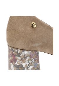 Beżowe Czółenka Maciejka Obuwie Damskie Na Kwiatowym Obcasie. Okazja: do pracy, na spotkanie biznesowe. Kolor: beżowy. Materiał: zamsz. Wzór: kwiaty. Obcas: na obcasie. Styl: elegancki, biznesowy. Wysokość obcasa: średni #6