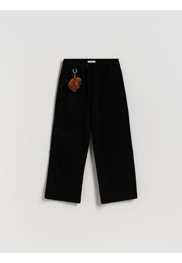 Reserved - Spodnie z brelokiem - czarny. Kolor: czarny. Materiał: tkanina, bawełna