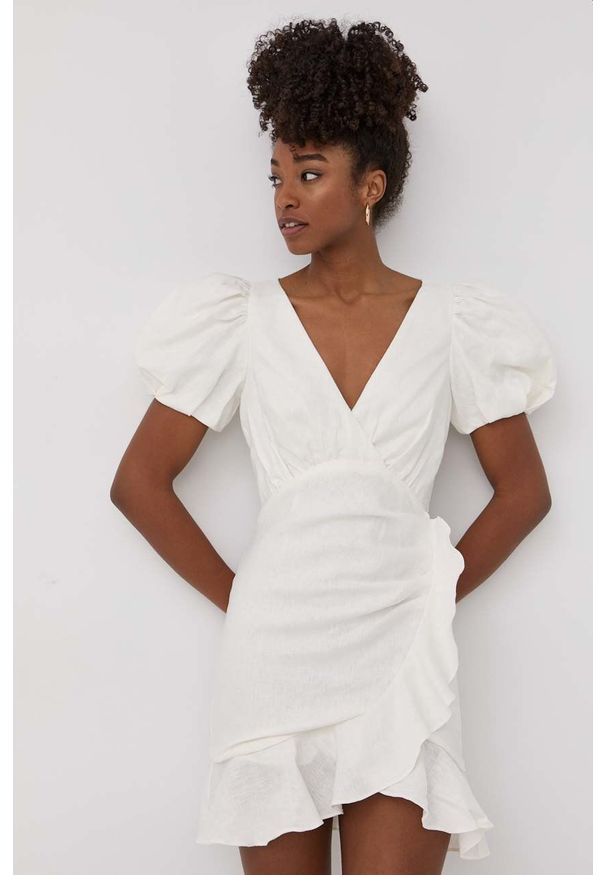 BARDOT - Bardot sukienka lniana kolor biały mini dopasowana. Kolor: biały. Materiał: len. Długość rękawa: krótki rękaw. Typ sukienki: asymetryczne, dopasowane. Długość: mini