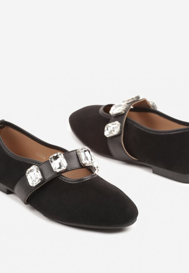 Born2be - Czarne Balerinki z Elastycznym Paskiem i Aplikacją z Cyrkoniami Jaledia. Okazja: na co dzień. Zapięcie: pasek. Kolor: czarny. Materiał: jeans. Wzór: aplikacja. Obcas: na płaskiej podeszwie. Styl: elegancki, casual