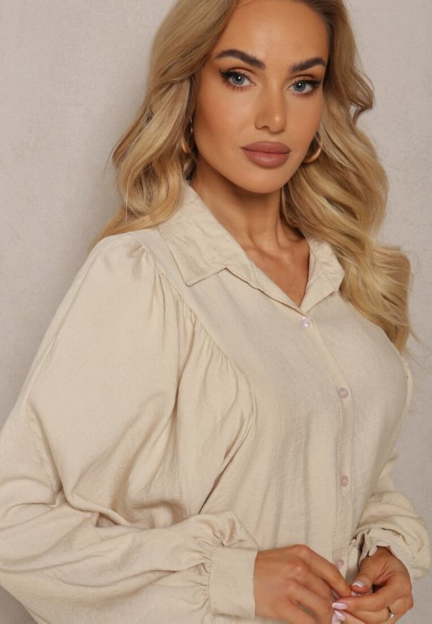 Renee - Jasnobeżowa Koszula Nietoperz z Wiskozą Caile. Okazja: na co dzień. Kolor: beżowy. Materiał: wiskoza. Styl: casual