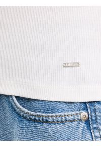 Big-Star - Koszulka damska na ramiączkach z ozdobnymi guzikami biała Messa 100. Typ kołnierza: dekolt w kształcie V. Kolor: biały. Materiał: jeans, materiał, prążkowany. Długość rękawa: na ramiączkach. Sezon: lato. Styl: elegancki #6