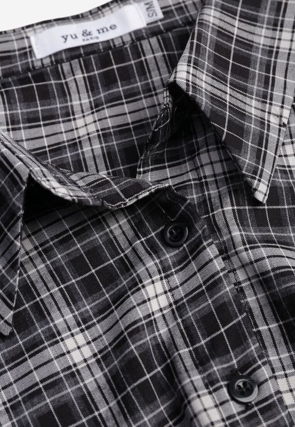 Renee - Czarna Koszula z Bawełny Typu Crop w Kratę Ozdobiona Marszczeniem Risettes. Okazja: na co dzień. Kolor: czarny. Materiał: bawełna. Wzór: aplikacja. Styl: casual