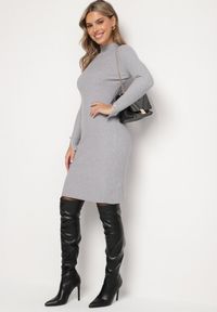 Born2be - Szara Prążkowana Sukienka Dopasowana z Modalem Wiskozą i Ozdobnymi Guzikami Zeanilda. Okazja: na co dzień. Kolor: szary. Materiał: prążkowany, wiskoza. Styl: wizytowy, casual #5