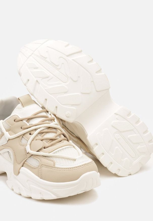 Renee - Ciemnobeżowe Sneakersy na Niskiej Platformie z Grubymi Sznurówkami Benanda. Nosek buta: okrągły. Zapięcie: sznurówki. Kolor: beżowy. Materiał: materiał. Obcas: na platformie. Wysokość obcasa: niski