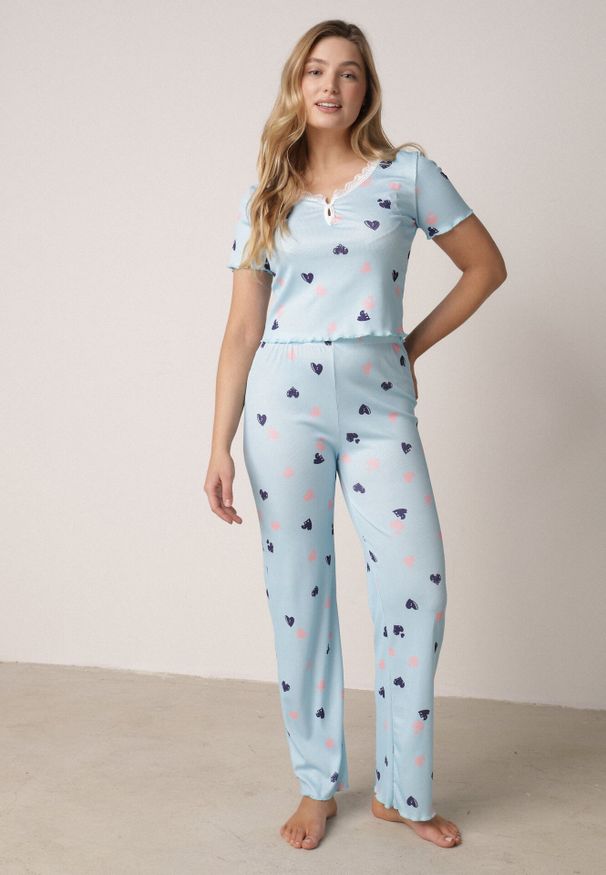 Born2be - Niebieski Komplet Piżamowy z Elastycznego Materiału Spodnie i Bluzka w Serca Veys. Kolekcja: plus size. Kolor: niebieski. Materiał: materiał