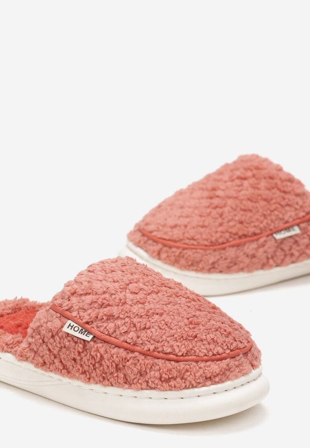 Born2be - Czerwone Kapcie z Futerka Typu Baranek Nanlia. Kolor: czerwony. Materiał: futro