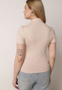 Born2be - Jasnobeżowy Dopasowany T-shirt z Wiskozy z Golfem Isovera. Okazja: do pracy, na spotkanie biznesowe. Typ kołnierza: golf. Kolor: beżowy. Materiał: wiskoza. Długość rękawa: krótki rękaw. Długość: krótkie. Wzór: aplikacja. Styl: elegancki, biznesowy #3