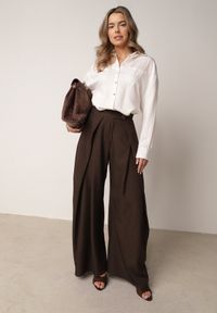 Born2be - Brązowe Spodnie Garniturowe z Szerokimi Nogawkami i Zakładkami w Talii Savara. Okazja: do pracy, na co dzień, na spotkanie biznesowe. Stan: podwyższony. Kolor: brązowy. Styl: elegancki, biznesowy, casual #8