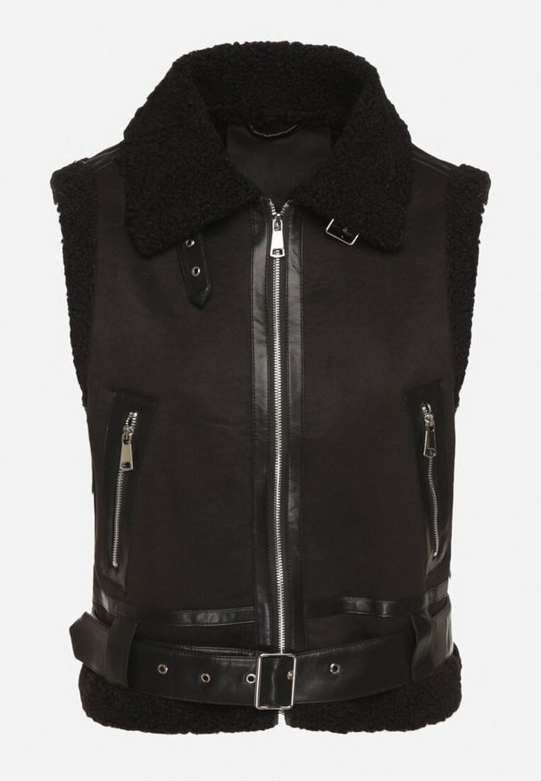 Born2be - Czarna Rockowa Kamizelka z Futerkiem Typu Baranek i Klamerką Tiodora. Okazja: na co dzień. Kolor: czarny. Materiał: futro. Wzór: aplikacja. Styl: rockowy