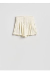 Reserved - Szorty z zakładkami - biały. Kolor: biały. Materiał: wiskoza, tkanina #1