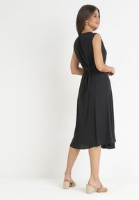 Born2be - Czarna Trapezowa Sukienka z Wiązanym Paskiem Brystia. Kolor: czarny. Materiał: materiał. Sezon: wiosna, lato. Typ sukienki: trapezowe #5