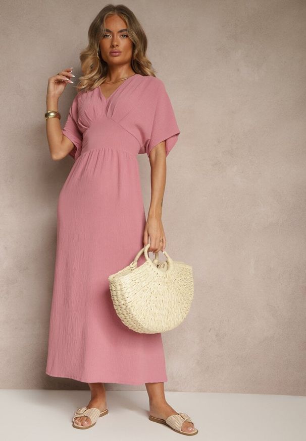 Renee - Ciemnoróżowa Sukienka z Bawełną i Marszczoną Górą Filaviela. Okazja: na co dzień, na spacer. Typ kołnierza: dekolt w serek. Kolor: różowy. Materiał: bawełna. Długość rękawa: krótki rękaw. Sezon: lato. Styl: casual