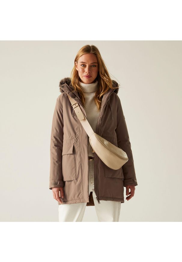 Regatta - Płaszcz damski przejściowy ocieplany przeciwdeszczowy Sabinka. Kolor: brązowy. Materiał: poliester, puch. Sport: turystyka piesza