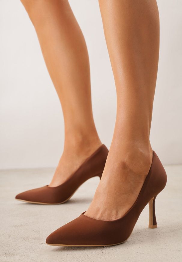 Born2be - Brązowe Klasyczne Szpilki z Gładkiej Tkaniny Orianna. Okazja: na co dzień, do pracy, na spotkanie biznesowe. Kolor: brązowy. Materiał: tkanina. Wzór: gładki. Obcas: na szpilce. Styl: klasyczny