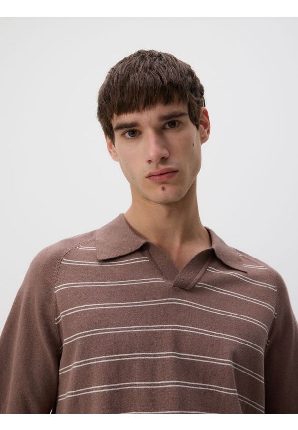 Reserved - Sweter polo z dodatkiem lnu - brązowy. Typ kołnierza: polo. Kolor: brązowy. Materiał: len