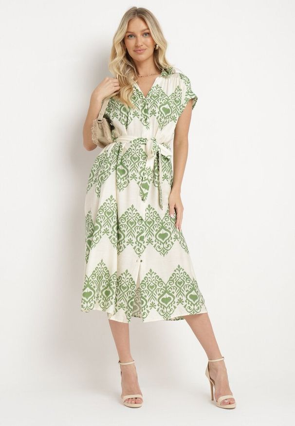 Born2be - Zielono-Beżowa Taliowana Sukienka Boho z Wiskozą Wiązana w Talii Paskiem Losofia. Okazja: na co dzień. Typ kołnierza: dekolt w kształcie V. Kolor: zielony. Materiał: wiskoza. Długość rękawa: krótki rękaw. Wzór: aplikacja. Sezon: lato. Styl: boho
