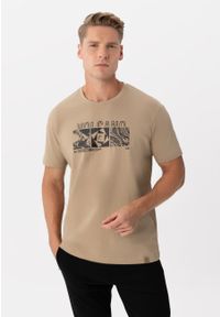 Volcano - T-shirt z outdoorowym nadrukiem, Comfort Fit, T-KELLY. Materiał: bawełna. Długość rękawa: krótki rękaw. Długość: krótkie. Wzór: nadruk