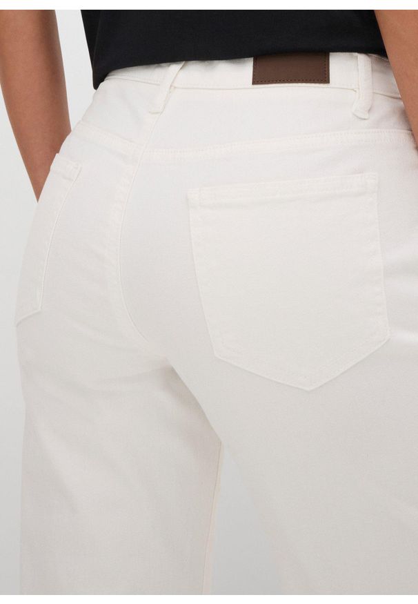 bonprix - Dżinsy ze stretchem Mom, mid waist, long. Okazja: na co dzień. Kolor: biały. Styl: casual