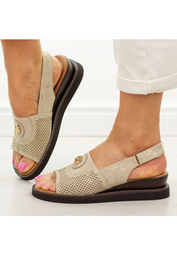 Złote sandały damskie na koturnie Jezzi 2267-2. Okazja: na co dzień, na spacer. Zapięcie: rzepy. Kolor: złoty. Materiał: skóra. Sezon: lato. Obcas: na koturnie. Styl: casual, klasyczny, elegancki