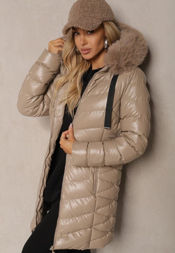 Renee - Beżowa Kurtka Pikowana o Długim Kroju Ozdobiona Sznurkami i Odpinanym Futerkiem Lorrina. Okazja: na co dzień. Kolor: beżowy. Materiał: futro. Długość: długie. Wzór: aplikacja. Styl: casual