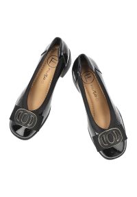 Półbuty damskie Filippo, cholewka ze skóry naturalnej lakierowanej wsuwany fason ozdobna aplikacja, czarne, DP6960/26. Kolor: czarny. Materiał: lakier, skóra. Szerokość cholewki: normalna. Wzór: aplikacja. Obcas: na obcasie. Styl: elegancki. Wysokość obcasa: średni #5