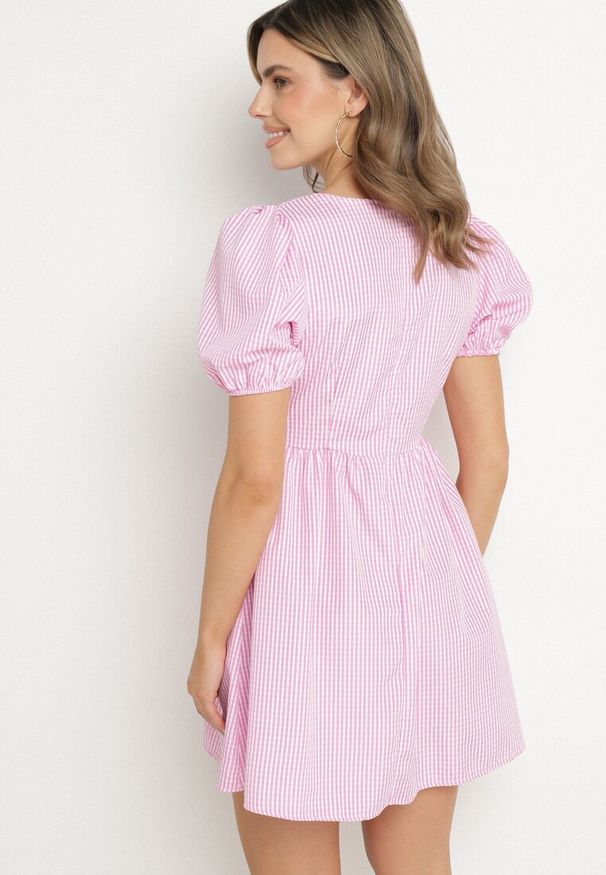 Born2be - Różowa Rozkloszowana Sukienka w Kratkę Vichy w Stylu Retro z Wiązaniem Telionea. Okazja: na co dzień. Kolor: różowy. Wzór: kratka. Typ sukienki: rozkloszowane. Styl: retro