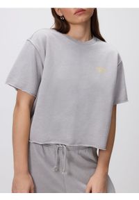 Reserved - Krótki t-shirt z nadrukiem - ciemnoszary. Kolor: szary. Materiał: dzianina, bawełna. Długość: krótkie. Wzór: nadruk