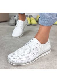 Białe wt skórzane ażurowe półbuty damskie T.Sokolski W26-01. Okazja: na spacer, na co dzień. Nosek buta: okrągły. Zapięcie: sznurówki. Kolor: biały. Materiał: skóra. Wzór: ażurowy. Sezon: wiosna, lato. Styl: casual, elegancki, klasyczny #1