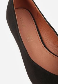 Renee - Czarne Czółenka Vices ze Skórzaną Wkładką na Ozdobnym Słupku Delvila. Nosek buta: szpiczasty. Kolor: czarny. Materiał: skóra. Obcas: na słupku #5