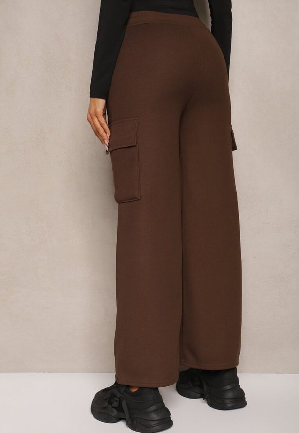Renee - Brązowe Szerokie Spodnie Dresowe Cargo High Waist w Stylu Cargo z Ociepleniem Sevifra. Okazja: na co dzień. Stan: podwyższony. Kolor: brązowy. Materiał: dresówka. Długość: długie. Styl: casual