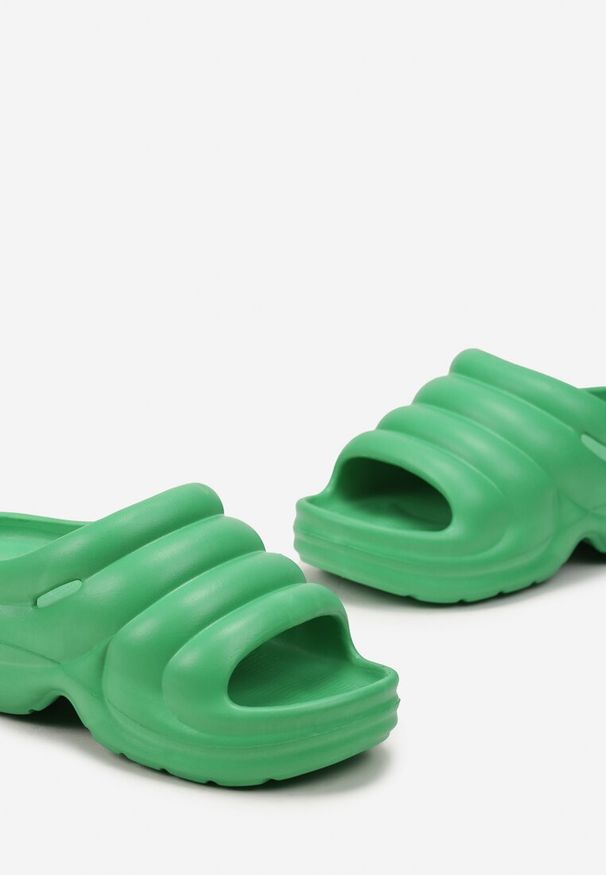 Born2be - Zielone Gumowe Klapki na Grubej Podeszwie z Ozdobnymi Paskami Tirna. Okazja: na plażę, do domu. Nosek buta: otwarty. Kolor: zielony. Materiał: guma. Wzór: ażurowy. Obcas: na płaskiej podeszwie, na obcasie. Styl: klasyczny. Wysokość obcasa: niski