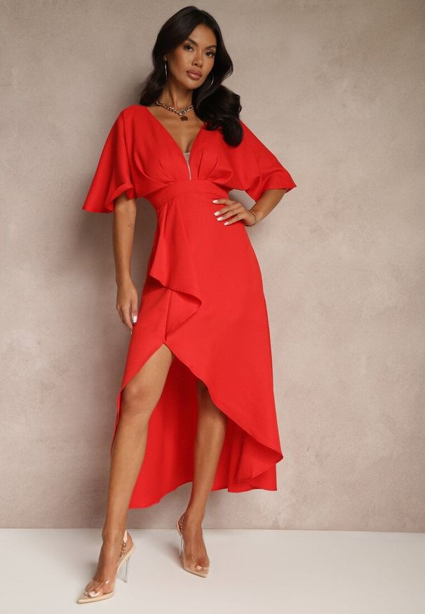 Renee - Czerwona Asymetryczna Sukienka Koktajlowa Vices Ozdobiona Falbanką Nelioraia. Okazja: na imprezę. Kolor: czerwony. Materiał: lakier. Wzór: aplikacja. Sezon: wiosna, lato. Typ sukienki: asymetryczne. Styl: wizytowy