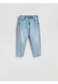 Reserved - Jeansy mom fit z krótszą nogawką - niebieski. Kolor: niebieski. Długość: krótkie